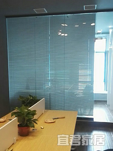 荣悦台办公室的百叶帘实拍