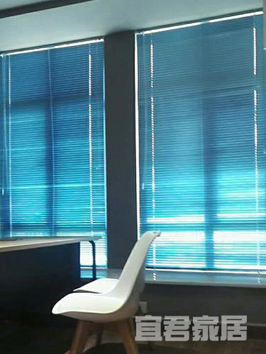 荣悦台办公室的百叶帘实拍